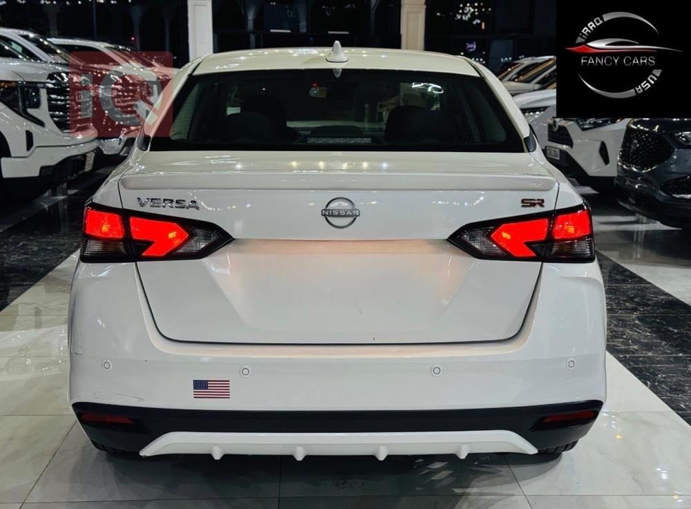 نيسان فيرسا